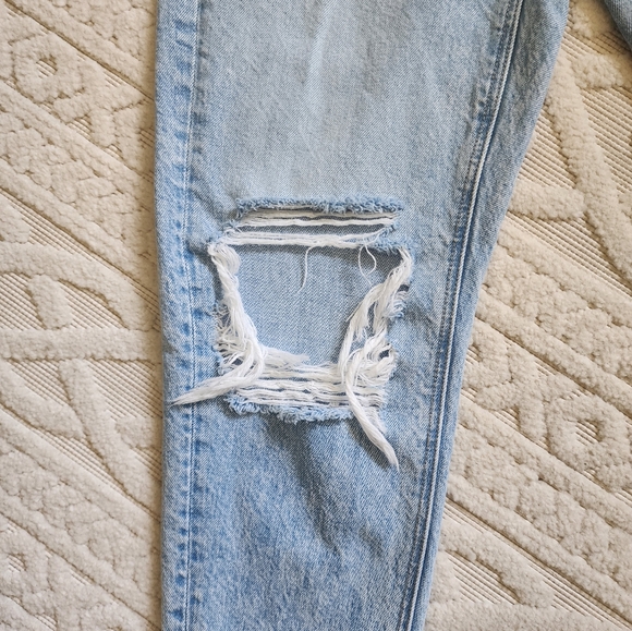 AMERICAN EAGLE MOM JEANS LIGHT WASH - Picture 4 of 16
